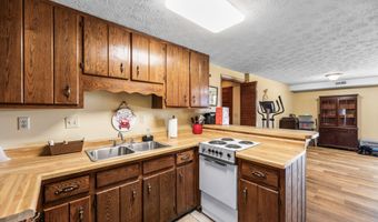 2416 Cherokee Dr, Bean Station, TN 37708