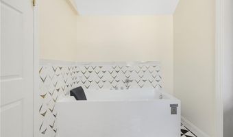 18 JH Dwyer Dr, Middletown, RI 02842