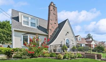 21 Hampton Ave, Albertson, NY 11507