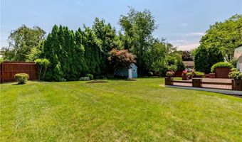 7 Oakcrest Dr, North Providence, RI 02904