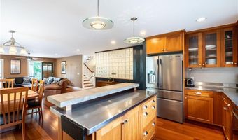 22 Young St, Newport, RI 02840