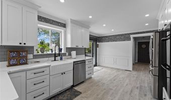 10 J H Dwyer Dr, Middletown, RI 02842