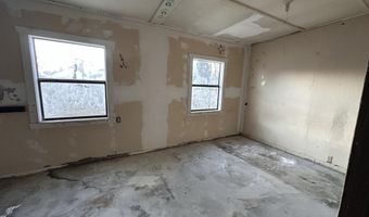 208 S White Oaks Ave, Capitan, NM 88316