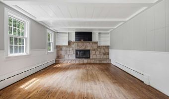 16 Ramblewood Dr, Branford, CT 06405