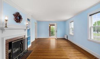 10 Pelham Pkwy, North Providence, RI 02911