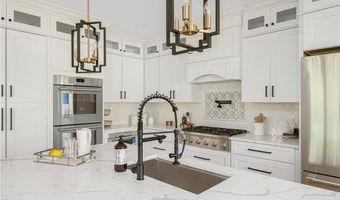 5 Braeburn Cir, Cranston, RI 02921