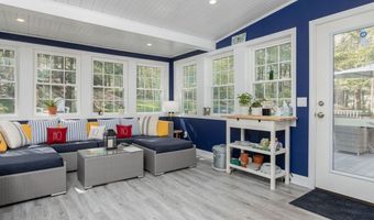 10 Greenbriar Ln, Amherst, NH 03031