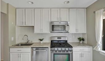 132 Point Of Woods Dr, Albany, NY 12203