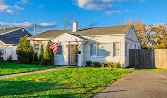 4 Somerset Rd N, Amityville, NY 11701
