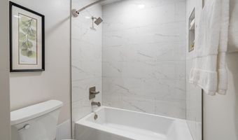 75 S REYNOLDS St 411, Alexandria, VA 22304