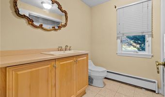 1 Middlebrook Ln, Lincoln, RI 02865