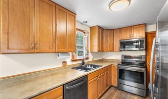 62 Pembroke Ln, Coventry, RI 02816