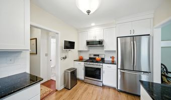 29 Park Ave, Belford, NJ 07718