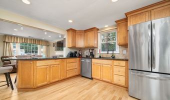 16 Raymond Pl, Cromwell, CT 06416