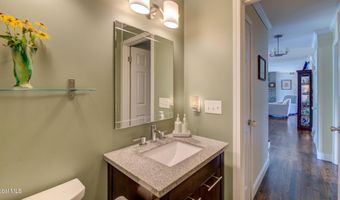 4 Fairway Ct, Albany, NY 12208
