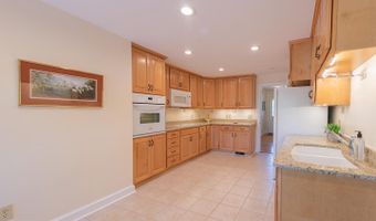 7041 CINDY Ln, Annandale, VA 22003