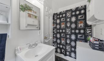 29 Lake St, Amityville, NY 11701