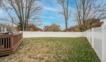 704 Woodrun Dr, Ballwin, MO 63021