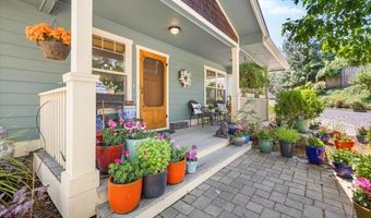 866 Blackberry Ln, Ashland, OR 97520