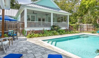 121 14th St, Apalachicola, FL 32320