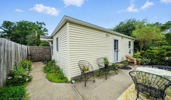 29 Park Ave, Belford, NJ 07718