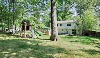 17 Twin Lakes Dr, Airmont, NY 10952
