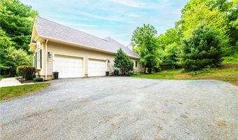 4 Hart Pond Dr, North Smithfield, RI 02896
