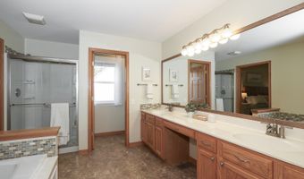 8 Hithergreen Ct, Algonquin, IL 60102