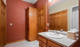 3302 E FALLCREEK Ln, Appleton, WI 54913