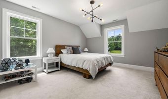 32 Settlers Ct, Bedford, NH 03110