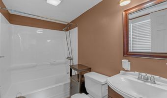 19 Spruce St, Beachwood, NJ 08722