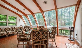 15 Inverness Rd, Falmouth, ME 04105