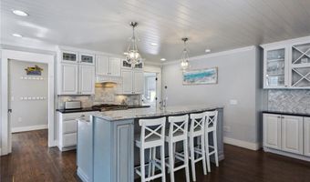 67 Caswell St, Narragansett, RI 02882