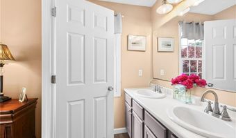 84 Country Hill Ln, North Kingstown, RI 02852