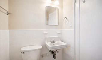 2040 N VERMONT St 105, Arlington, VA 22207