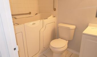 914 LAKE DESTINY Rd A, Altamonte Springs, FL 32714