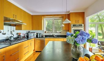 25 Fort Hill Rd, Bristol, RI 02809