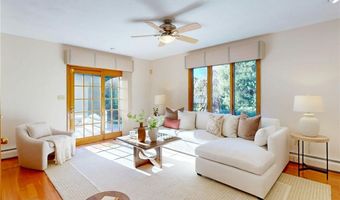 40 Phenix Ridge Dr, Cranston, RI 02921