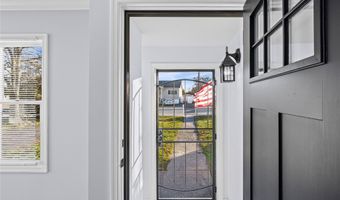 4 Somerset Rd N, Amityville, NY 11701