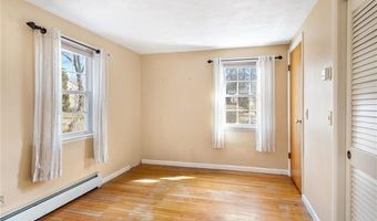 32 Tanglewood Trl, Narragansett, RI 02882