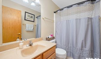 325 WOODLAND Dr, Andalusia, IL 61232