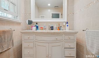 27 Powder Horn Hl, Brookfield, CT 06804