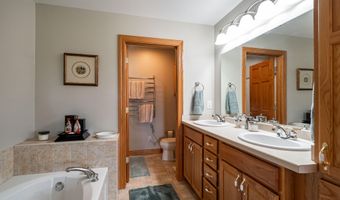 8866 Deer Run Dr, Allenton, WI 53002