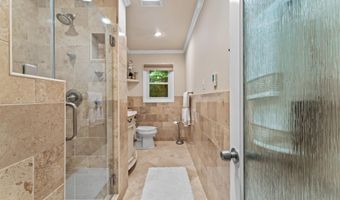 6816 SHRINE Ct, Annandale, VA 22003