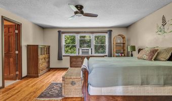 8 Sassafras Ln, Clinton, CT 06413