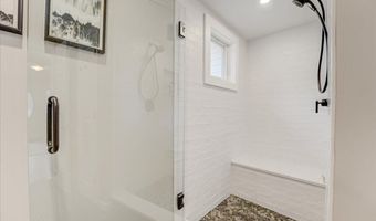 537 Roxbury Rd, Belford, NJ 07718