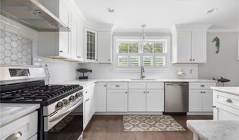 36 Wanda St, Narragansett, RI 02882