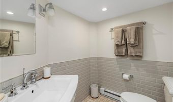 26 Narragansett Ave, Newport, RI 02840