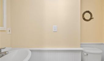 28 Extension St, Newport, RI 02840