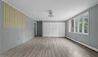 403 Commonwealth Ave, Warwick, RI 02886